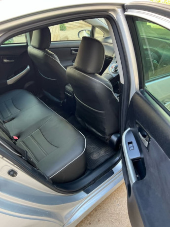toyota-prius-alpha-g-big-6