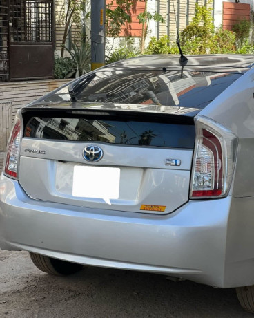 toyota-prius-alpha-g-big-10