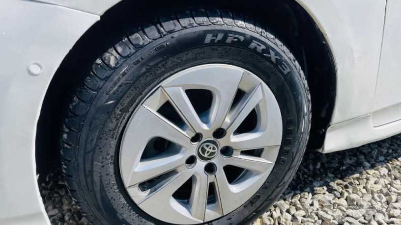 toyota-prius-alpha-s-l-selection-big-2