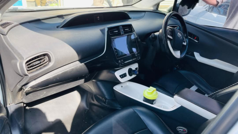 toyota-prius-alpha-s-l-selection-big-3