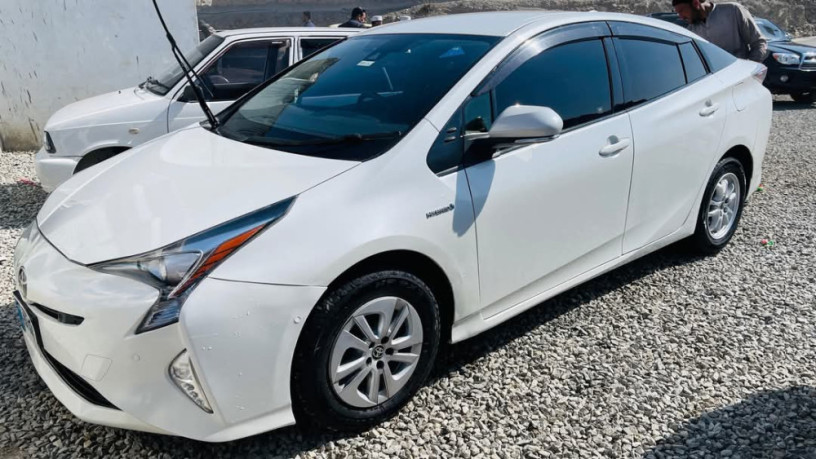 toyota-prius-alpha-s-l-selection-big-0