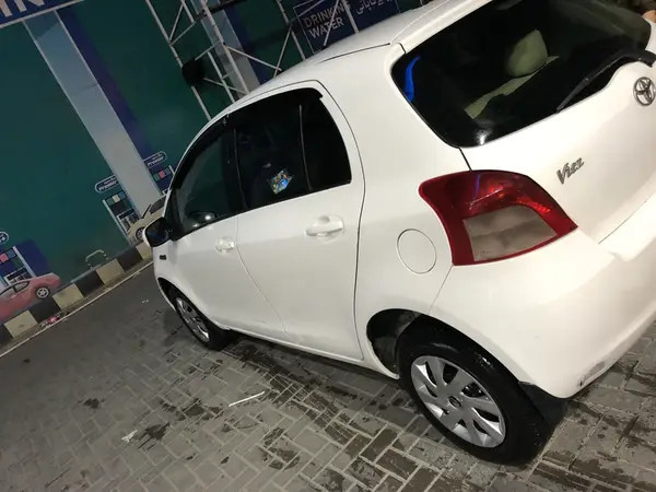toyota-vitz-2005-big-8