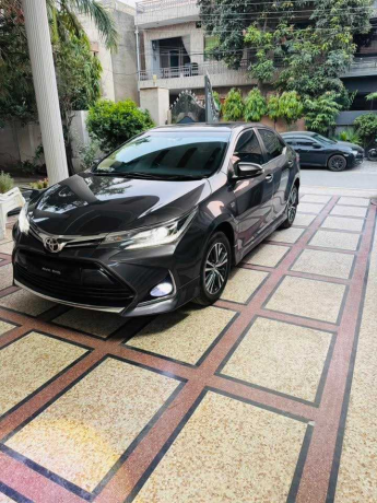 toyota-corolla-altis-x-cvt-i-18-big-1