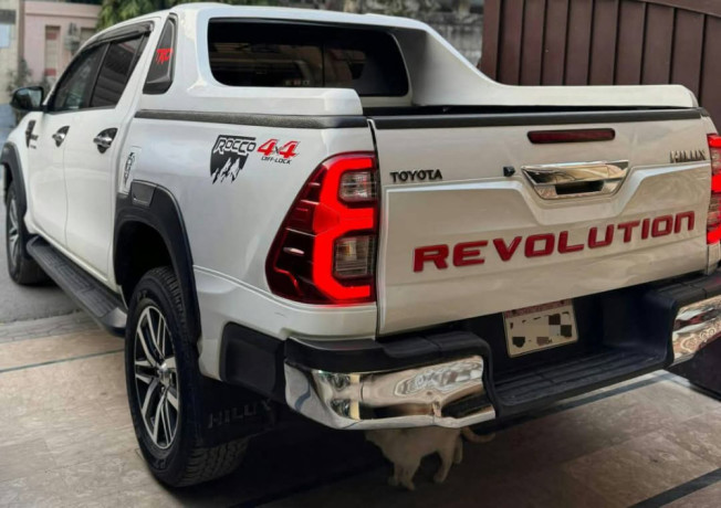 toyota-hilux-revo-g-automatic-28-big-3