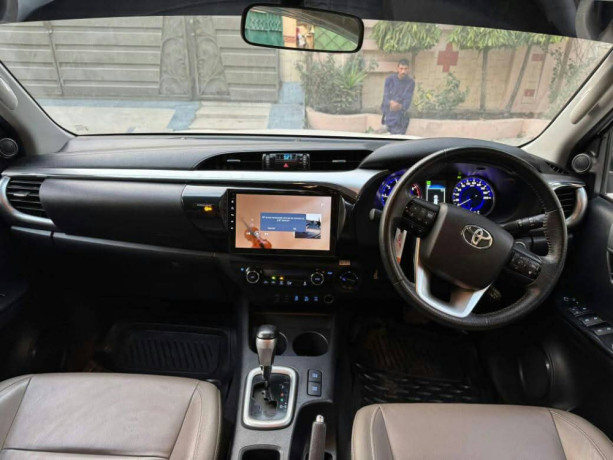 toyota-hilux-revo-g-automatic-28-big-2