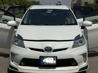 toyota-prius-alpha-g