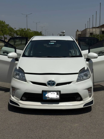 toyota-prius-alpha-g-big-0