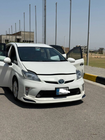 toyota-prius-alpha-g-big-1