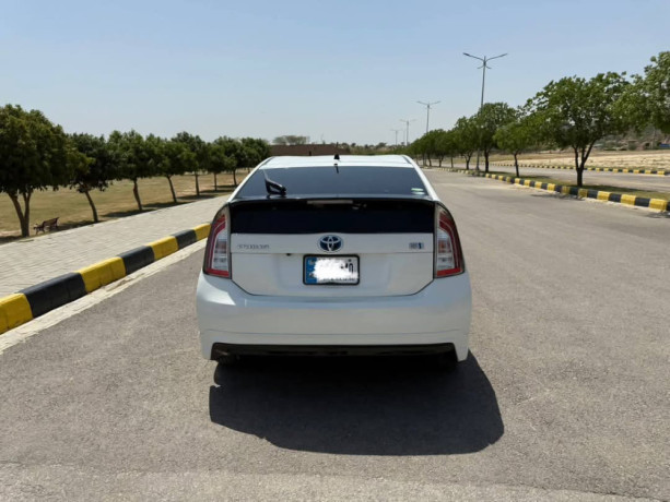 toyota-prius-alpha-g-big-3