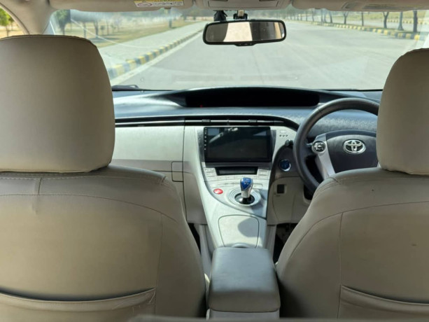 toyota-prius-alpha-g-big-7