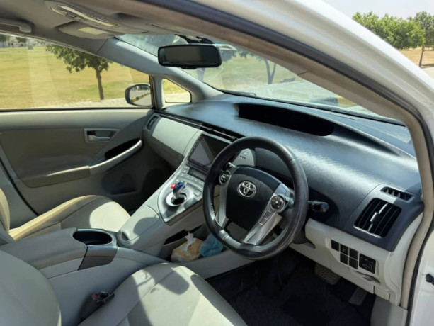 toyota-prius-alpha-g-big-4