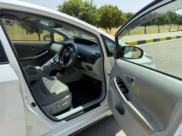 toyota-prius-alpha-g-big-6