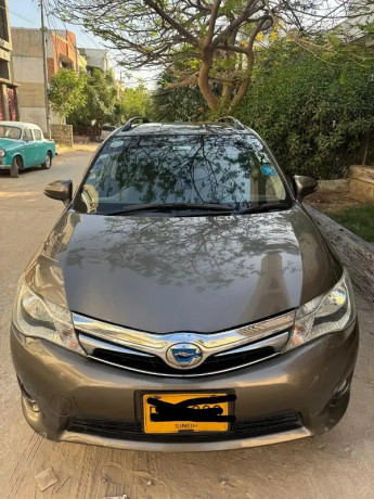 toyota-corolla-fielder-2013-big-0