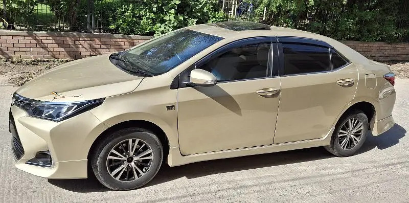 toyota-corolla-altis-grande-2015-autimatic-18-full-option-big-6