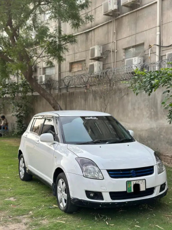 suzuki-swift-dlx-2012-big-1