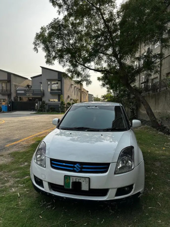 suzuki-swift-dlx-2012-big-0