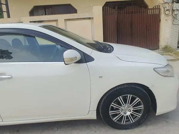 toyota-corolla-gli-13-vvti-2013-big-6