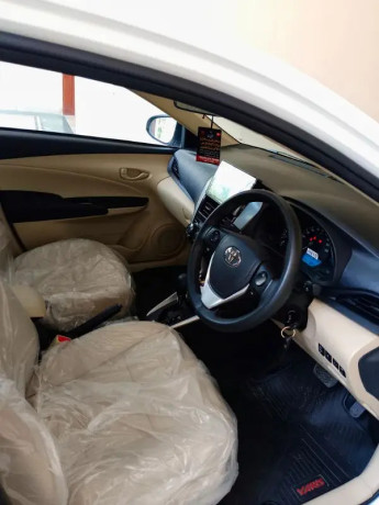 toyota-yaris-gli-13-cvt-i-big-2