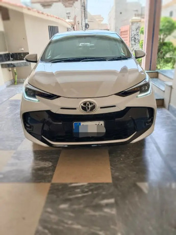toyota-yaris-gli-13-cvt-i-big-0