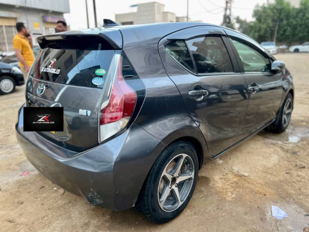 toyota-aqua-s-push-model-201518-big-6