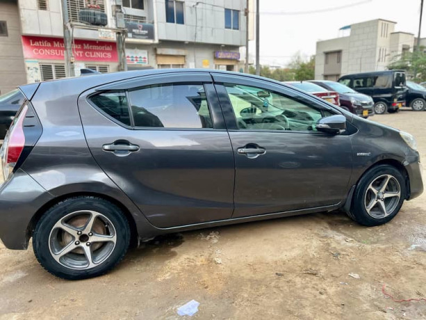 toyota-aqua-s-push-model-201518-big-8