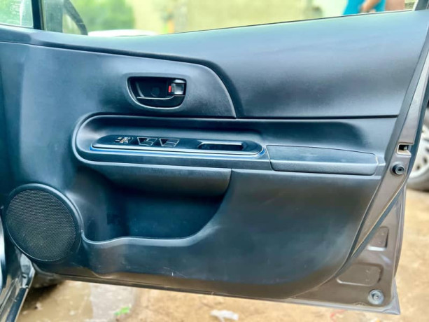 toyota-aqua-s-push-model-201518-big-13