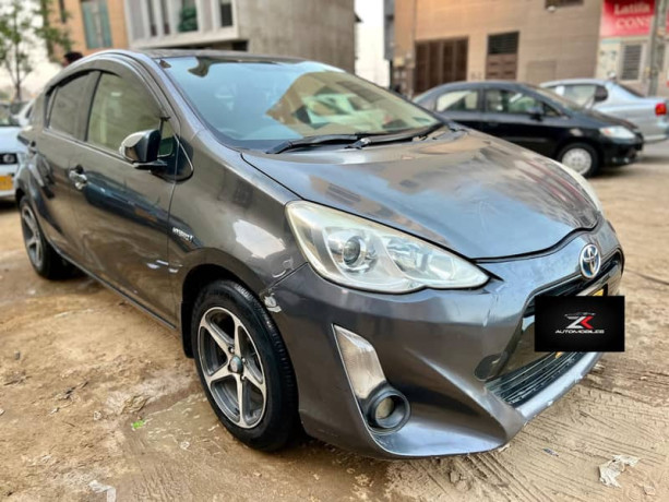 toyota-aqua-s-push-model-201518-big-0