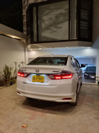 honda-grace-hybrid-dx-big-1