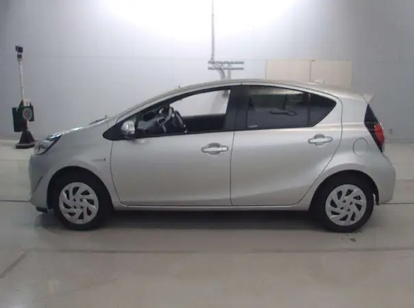 toyota-aqua-s-push-start-2018-cantt-multan-big-9