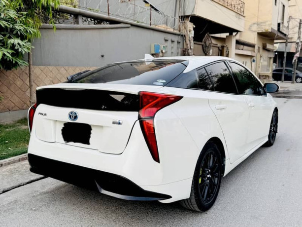 toyota-prius-20162019-big-3