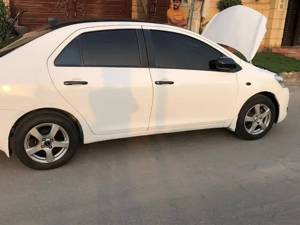 toyota-belta-2006-big-5