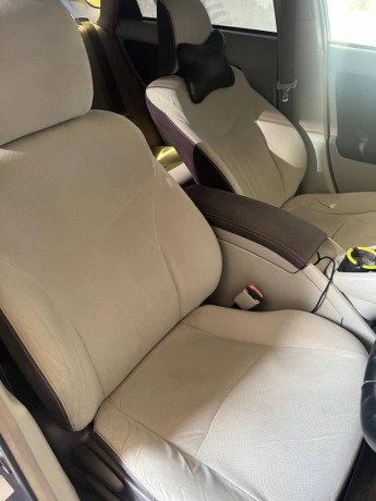 toyota-prius-2011-big-11