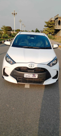 toyota-yaris-hatchback-g-big-0