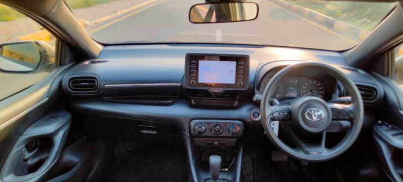 toyota-yaris-hatchback-g-big-8