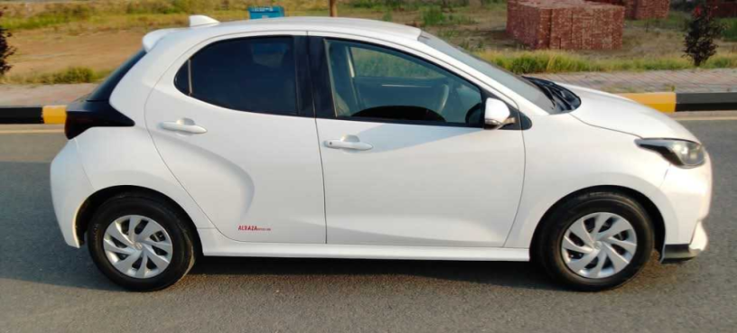 toyota-yaris-hatchback-g-big-4
