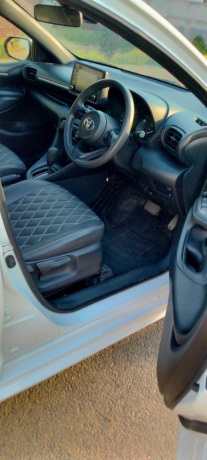 toyota-yaris-hatchback-g-big-5