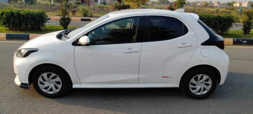 toyota-yaris-hatchback-g-big-2