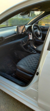 toyota-yaris-hatchback-g-big-6
