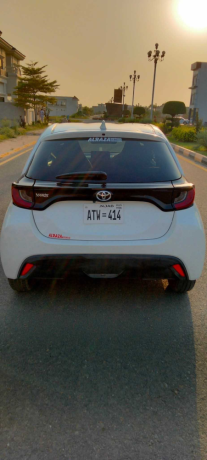toyota-yaris-hatchback-g-big-1