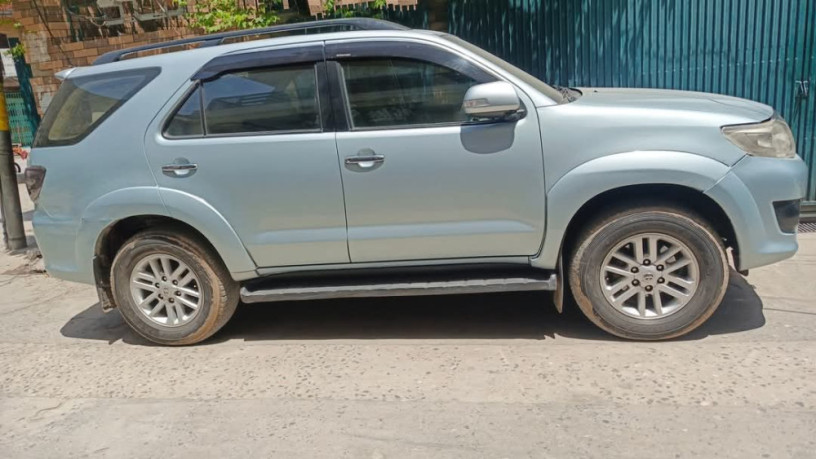 toyota-fortuner-27-v-big-4