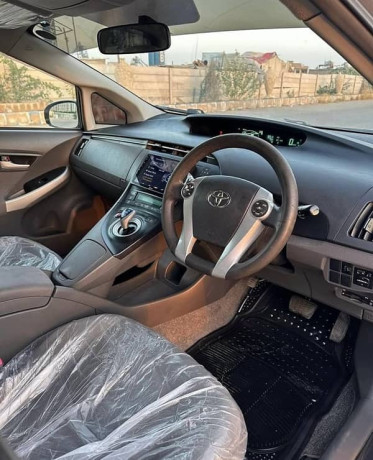 toyota-prius-18-model-201114-big-2