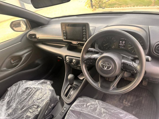 toyota-yaris-hatchback-g-big-6