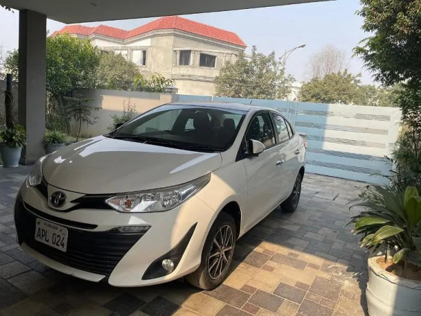 toyota-yaris-atix-15-cvt-2023-big-1