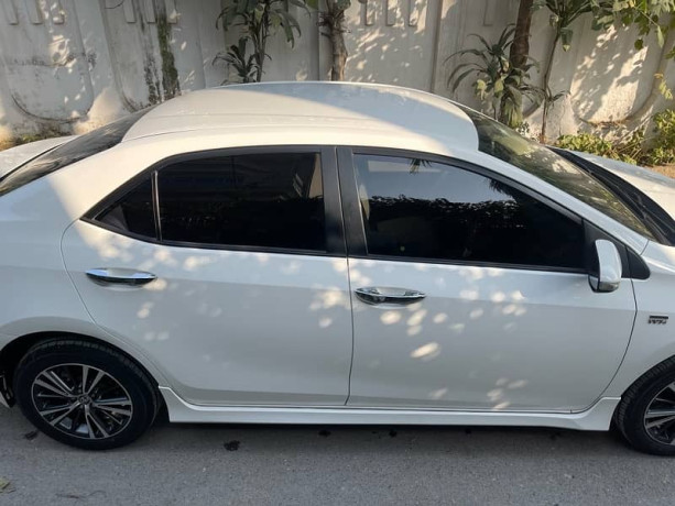 toyota-corolla-altis-16-automatic-big-11