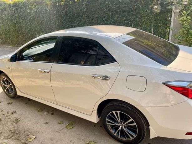 toyota-corolla-altis-16-automatic-big-12