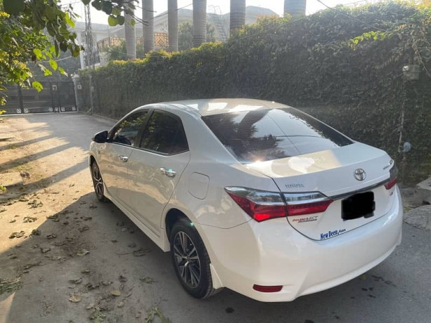 toyota-corolla-altis-16-automatic-big-6