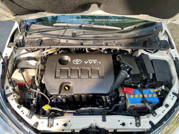 toyota-corolla-altis-16-automatic-big-8