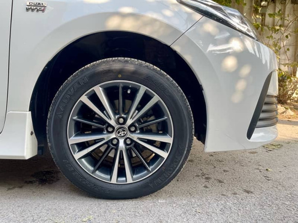 toyota-corolla-altis-16-automatic-big-9
