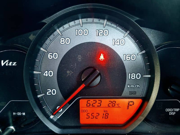 toyota-vitz-f-10-safety-edition-111-push-start-model-201823-b2b-big-8