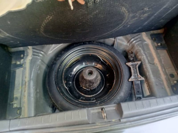 toyota-vitz-2010-big-6